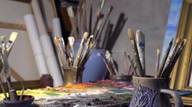 Profesyonel Sanat Stüdyosu. Fırça, boya, palet, tuval, sehpa. Yaratıcılık, hobiler ve tasarım