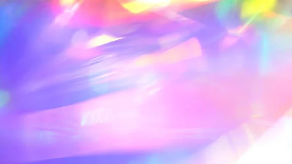Um holográfico arco-íris unicórnio pastel roxo rosa teal cores abstrato fundo. Feixes de brilho de prisma de cristal óptico. Sinalizadores de luz de néon — Fotografia de Stock