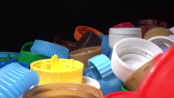 Gebrauchte Kronkorken und Deckel aus Kunststoff werden recycelt. Umweltverschmutzung. Sammlung, Trennung, Sortierung, Verwertung von Kunststoffabfällen — Stockvideo