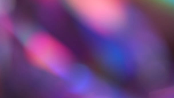 光は結晶の面を通過し、繰り返し輝くハイライトと虹色を作り出します。カラフルな虹色の明るいぼやけたグラデーション抽象的な動きの背景 — ストック動画