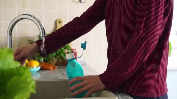 Bouteille en verre réutilisable. Plastique libre. Mode de vie zéro déchet. L'homme verse de l'eau du robinet. Consommation consciente — Video