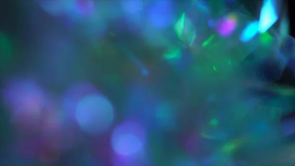 Roxo azul verde cores raios e brilho. Prisma cristal luz holograma arco-íris Natal fundo — Fotografia de Stock