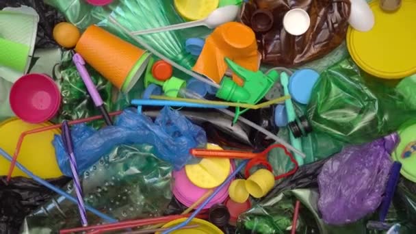 Poluição ambiental por resíduos plásticos. Uma pilha de lixo de plástico, alimentos e embalagens de bebidas. Plástico livre. Classificação de resíduos. Reciclagem, poluição, vida sustentável — Vídeo de Stock