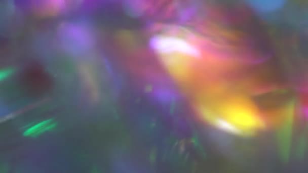 Sovrapposizione olografica astratta di sfondo multicolore, colori di prisma delle perdite di luce dell'arcobaleno, effetto sfocato, bagliore sfocato. Viola rosa blu oro colori raggi e bagliore — Video Stock