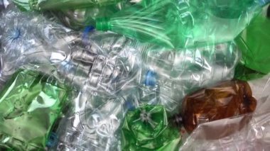 Geri dönüşüm için sıkıştırılmış plastik şişeler. Katı atıkların yok edilmesi ve işlenmesi. Çevresel koruma. Plastiksiz
