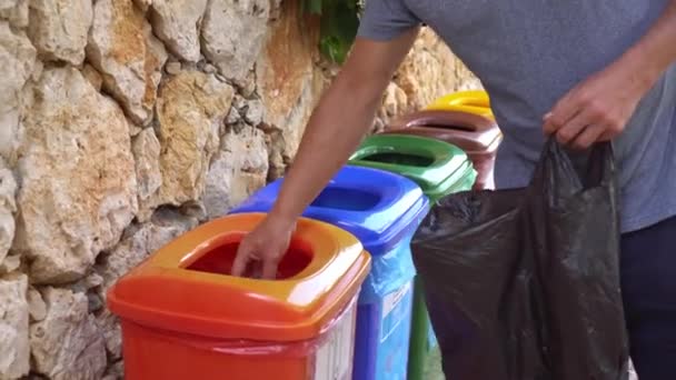 Пластиковые стеклянные металлические мусорные баки разных цветов. Переработка, ноль отходов — стоковое видео