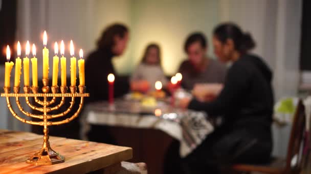Glückliche jüdische Familie feiert Chanukka. Lichterfest. Menschen in Israel. Die Menora von Chanukka — Stockvideo