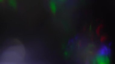 Işık bir kristalin yüzeyinden geçer ve tekrarlayan parlak ışıklar ve gökkuşağı renkleri yaratır.