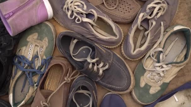 Zapatos viejos usados. Eliminación, concepto de reciclaje, caridad de donación de segunda mano — Vídeo de stock
