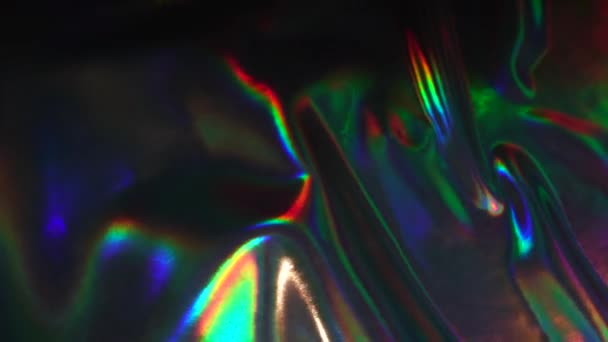 Bunte holographische Hintergrund. Moderne Folie, futuristische, verschwommene Vorlage. Neon, Hologramm und Regenbogenfarben. Dunkler abstrakter Verlauf. Helle und glänzende Reflexionen — Stockvideo