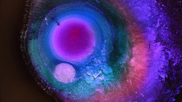 Νέον μπλε μωβ και γυαλιστερό μεταλλικό χρυσό μελάνι βουτιά. Κύκλος έκρηξης με το κέντρο. Διακοσμητικό υγρό αφηρημένο φόντο. Χημική αντίδραση. Το Σύμπαν Cosmos Eye of God Νεφέλωμα — Αρχείο Βίντεο