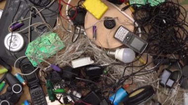 E-atık, kullanılmış elektronik eşyalar, elektronik hurda parçaları, zararlı malzemeler. Geri dönüşüm ve e-atıkların atılması. Kusurlu, bozuk ve eski elektronik ekipmanlar.