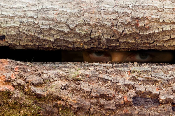 Geheimer Blick des Mannes — Stockfoto