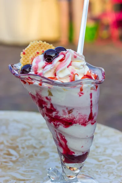 Iskrem med kirsebær – stockfoto