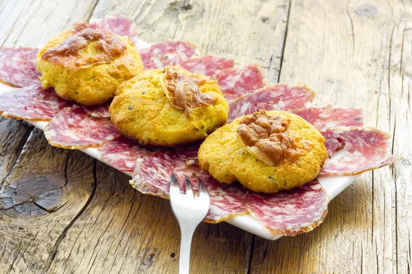 Rissóis e salsichas vegetais — Fotografia de Stock