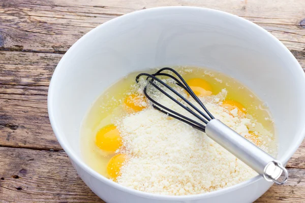 Passatelli koken met eieren — Stockfoto