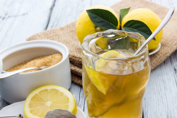 Lekkere citroenthee met citroen — Stockfoto