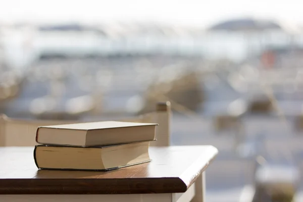 Boek op het strand — Stockfoto