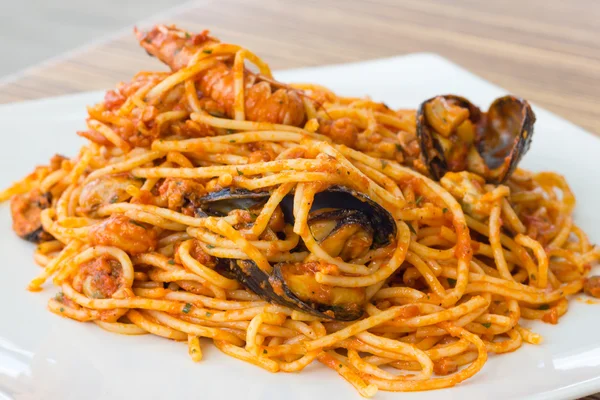 Тарілка спагеті з морепродуктами — стокове фото