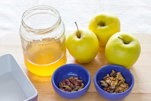 Sült alma, a méz és a pisztácia dió — Stock Fotó