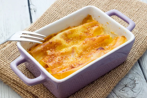 Canneloni gebakken met ham en kaas — Stockfoto