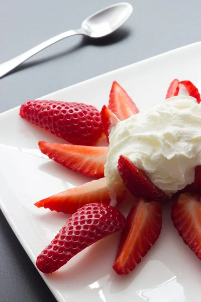 Assiette fraise à la crème — Photo