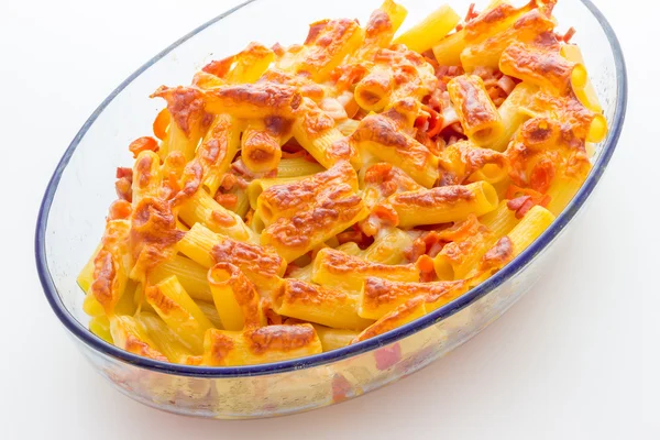 Queso de macarrones al horno con tomates y salchichas — Foto de Stock