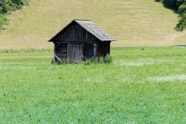 Pequeña casa de madera — Foto de Stock