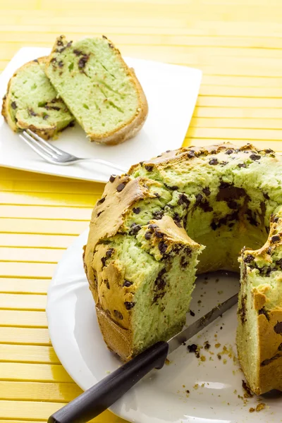 Donut con menta y gotas de chocolate —  Fotos de Stock