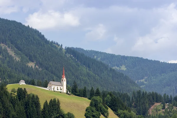 Bílý kostel San Candido — Stock fotografie