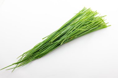 Beyaz arka plan ile yeşil ham bıçak