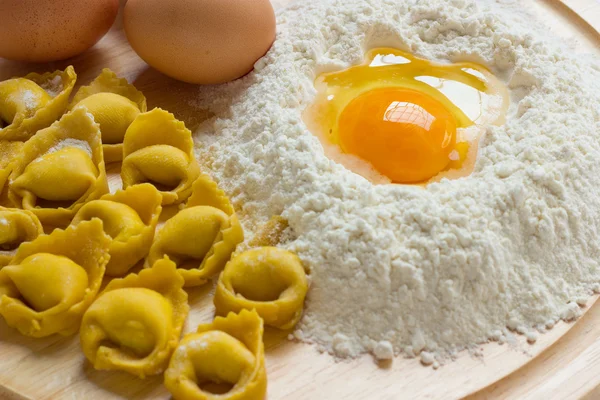 Tortellini bolognesi od emilia romagna, Itálie — Stock fotografie