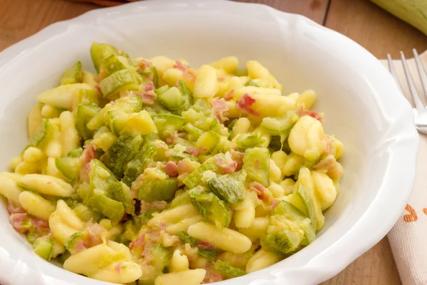 Cavatelli pasta with bacon and courgettes — Stock Photo, Image