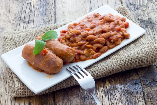 Feijão assado com salsichas — Fotografia de Stock