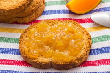 Kahvaltıda portakal marmelat