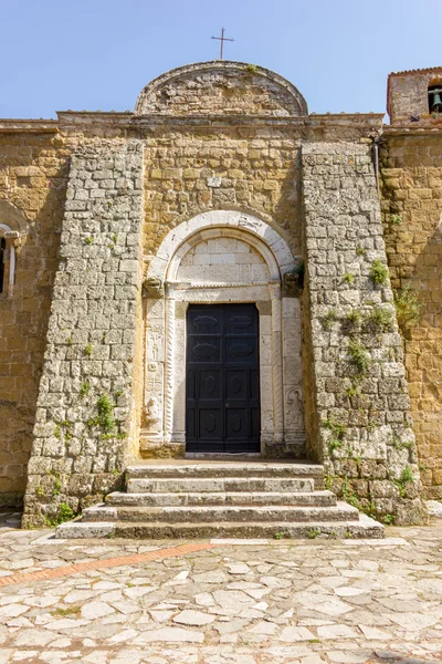 Vieilles portes avec mur en pierre — Photo