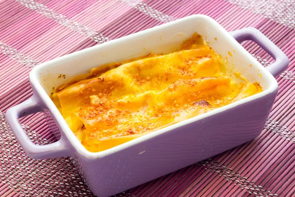 Cannelloni med skinka och ost i ugn — Stockfoto