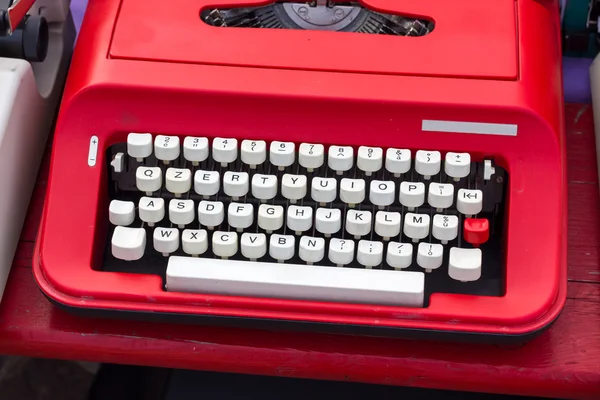 Red Old typewriter — Stock Photo, Image