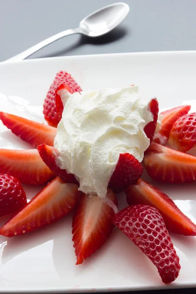 Fragola saporita con crema — Foto Stock