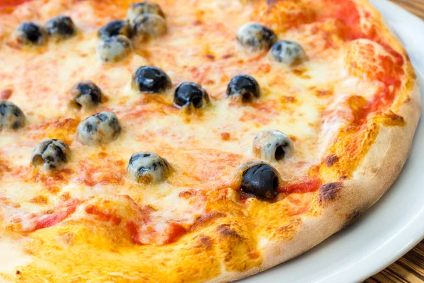 Pizza con olive — Foto Stock