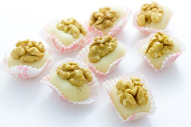 Ceviz badem ezmesi ile