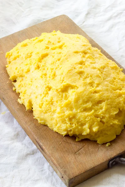 Schneidebrett gelbe Polenta — Stockfoto