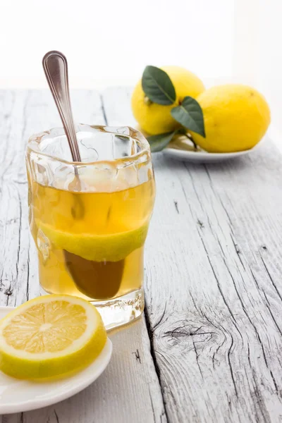 Glas van citroenthee — Stockfoto