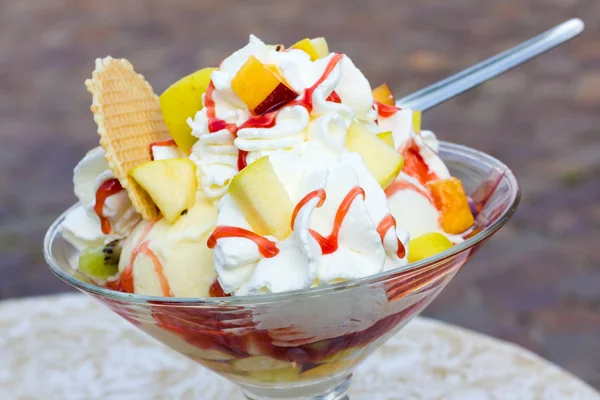 Ice cream with fruits — Stock Photo, Image