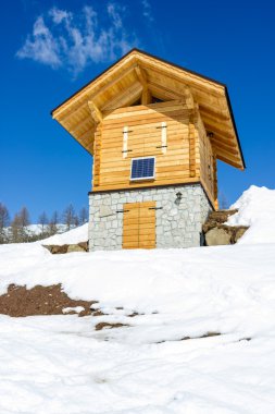 Dağlardaki ahşap kulübe.