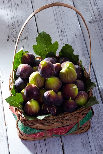 Figs into a basket — Stock Photo, Image