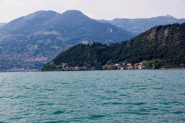 Iseo lago montanhas e água — Fotografia de Stock