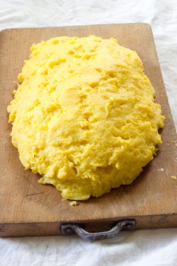 Kesme tahtası sarı Polenta