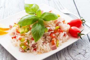 Lezzetli pirinç salatası