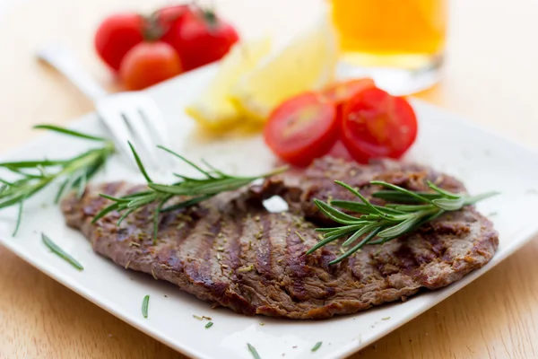 Leckere Kalbssteaks — Stockfoto